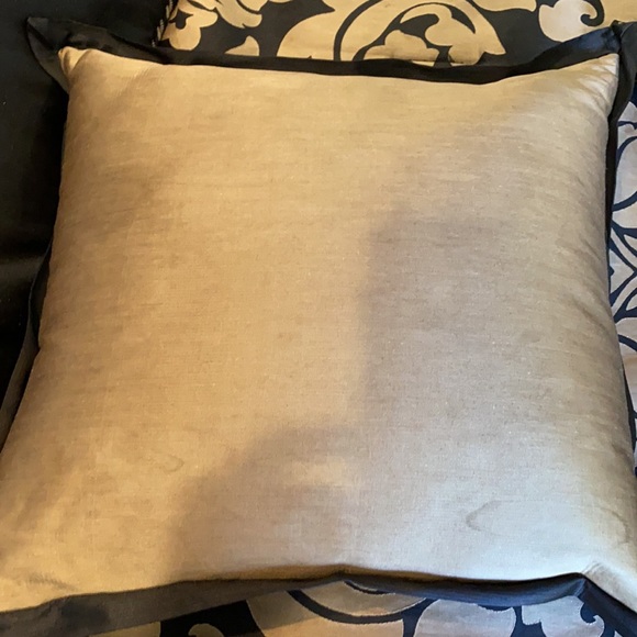 Michael Amini King Size Bedding - Picture 6 of 9